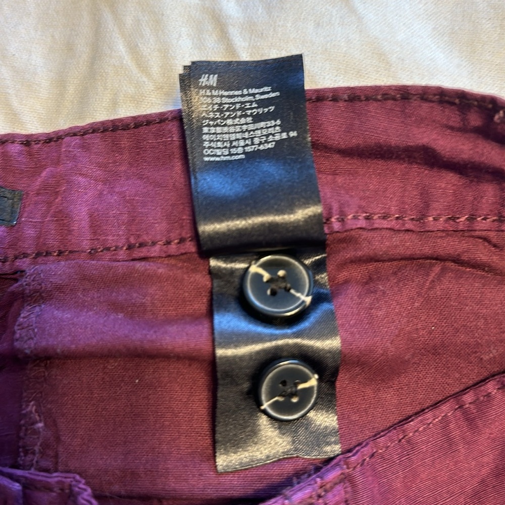 Early 2000’s H&M low rise linen shorts. Maroon. Size 12. 58% Linen 42% Viscose. - Picture 5 of 6